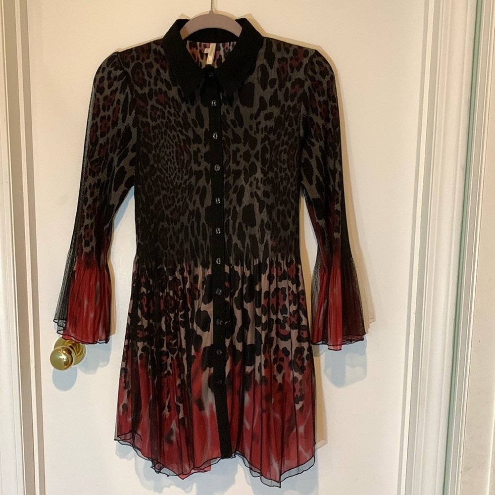 Lindi animal print long sleeved 100% polyester midi dress. Size M. EUC.